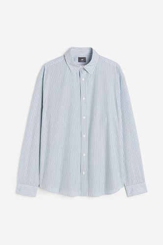 Popelinehemd Relaxed Fit Hellblau/Weiß gestreift, Freizeithemden in Größe M. Farbe: - H&M - Modalova