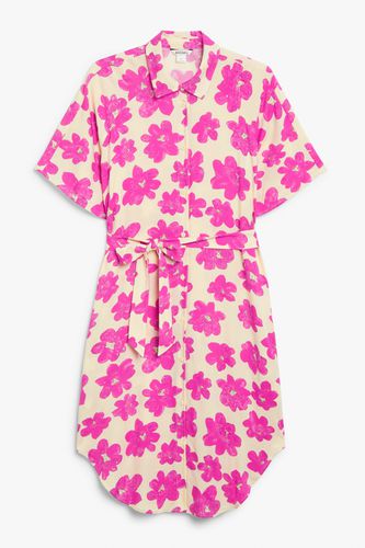 Rosa geblümtes Midi-Hemdkleid Magentafarbenes Blumenmuster, Alltagskleider in Größe S. Farbe: - Monki - Modalova
