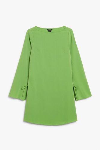 Ausgestelltes Kleid mit U-Boot-Ausschnitt Grün, Alltagskleider in Größe 44. Farbe: - Monki - Modalova