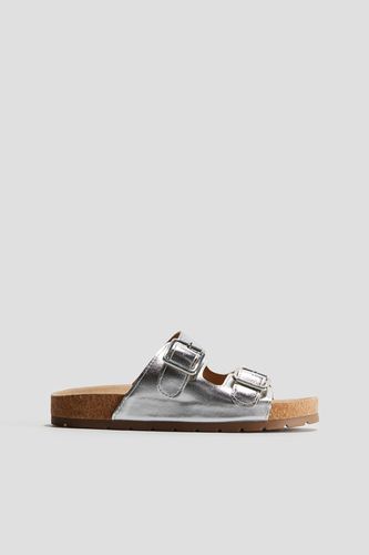 Sandalen mit zwei Riemen Silberfarben in Größe 34. Farbe: - H&M - Modalova