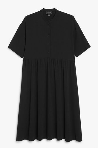 Schwarzes Kleid mit Gandpa-Kragen Schwarz, Alltagskleider in Größe L. Farbe: - Monki - Modalova