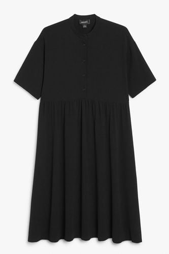 Schwarzes Kleid mit Gandpa-Kragen Schwarz, Alltagskleider in Größe S. Farbe: - Monki - Modalova