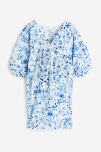 MAMA Kleid mit Broderie Anglaise Weiß/Blau geblümt, Kleider in Größe XS. Farbe: - H&M - Modalova