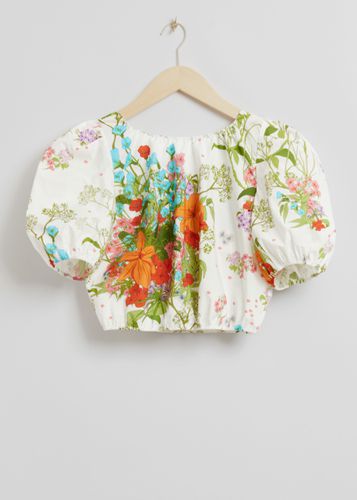 Kurzes, hinten gebundenes Oberteil mit Puffärmeln Weiß/Blumendruck, Blusen in Größe 32. Farbe: - & Other Stories - Modalova