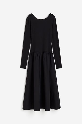 Kleid mit ausgestelltem Rock Schwarz, Alltagskleider in Größe L. Farbe: - H&M - Modalova