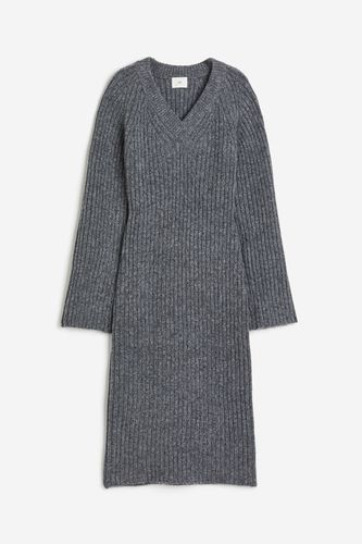 Geripptes Strickkleid Graumeliert, Alltagskleider in Größe S. Farbe: - H&M - Modalova