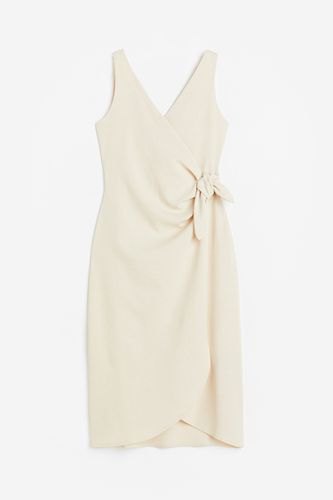 Wickelkleid mit V-Ausschnitt Cremefarben, Alltagskleider in Größe 4XL. Farbe: - H&M - Modalova