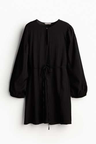 Kleid mit Bindegürtel Schwarz, Alltagskleider in Größe XL. Farbe: - H&M - Modalova