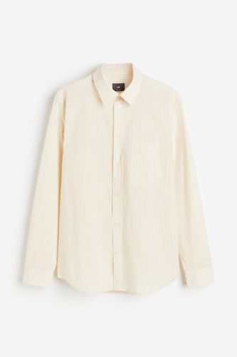 Hemd in Regular Fit Cremefarben/Gestreift, Freizeithemden Größe L. Farbe: - H&M - Modalova