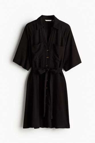 Blusenkleid mit Bindegürtel Schwarz, Alltagskleider in Größe XS. Farbe: - H&M - Modalova