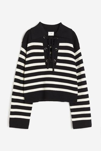 Pullover mit Kragen und Schnürung Schwarz/Weiß gestreift in Größe XS. Farbe: - H&M - Modalova