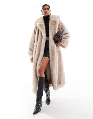 Cappotto lungo in pelliccia sintetica beige - 4th & Reckless - Modalova