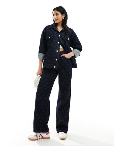 Jeans con logo stampato a laser di colore blu scuro in coordinato - 4th & Reckless - Modalova