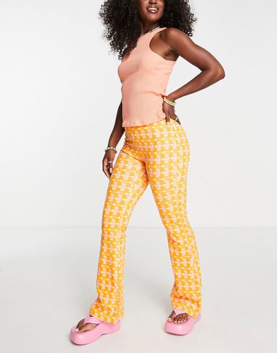Cotton On - Pantaloni a zampa arancioni con stampa ispirati agli anni '70 - Cotton:On - Modalova
