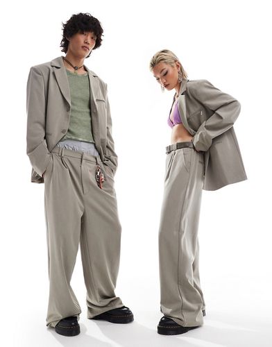 Unisex - Ultimate - Pantaloni da abito color pietra in coordinato - Collusion - Modalova