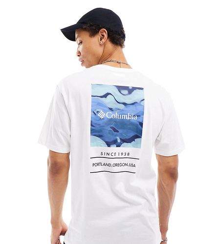 Barton Springs - T-shirt con stampa blu multicolore sul retro - In esclusiva per ASOS - Columbia - Modalova