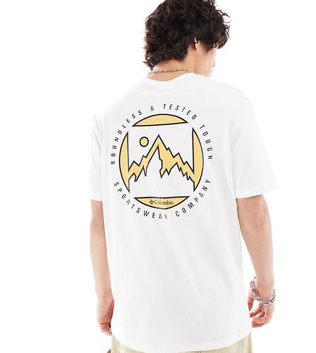 Brice Creek - T-shirt bianca con stampa di montagna sul retro - In esclusiva per ASOS - Columbia - Modalova