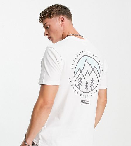 Tillamook - T-shirt bianca con stampa sul retro - In esclusiva su ASOS - Columbia - Modalova