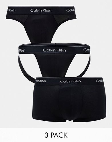Confezione da 3 con boxer aderente, slip e sospensorio neri - Calvin Klein - Modalova