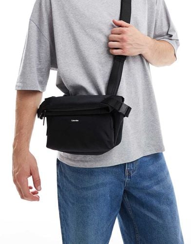 Essential Tech - Borsa a tracolla nera - Calvin Klein - Modalova