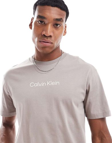 Hero - T-shirt confortevole beige chiaro con logo - Calvin Klein - Modalova