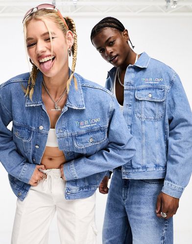 Pride - Giacca di jeans vestibilità classica lavaggio chiaro - Calvin Klein Jeans - Modalova