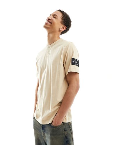 T-shirt vestibilità classica color sabbia con etichetta del logo - Calvin Klein Jeans - Modalova