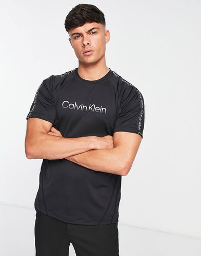 Performance - T-shirt nera con logo sul petto - Calvin Klein - Modalova