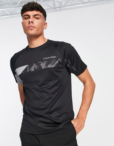 Performance - T-shirt nera con riga sul petto - Calvin Klein - Modalova