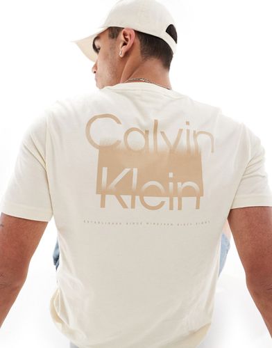 T-shirt beige con stampa sul retro e logo piccolo - Calvin Klein - Modalova