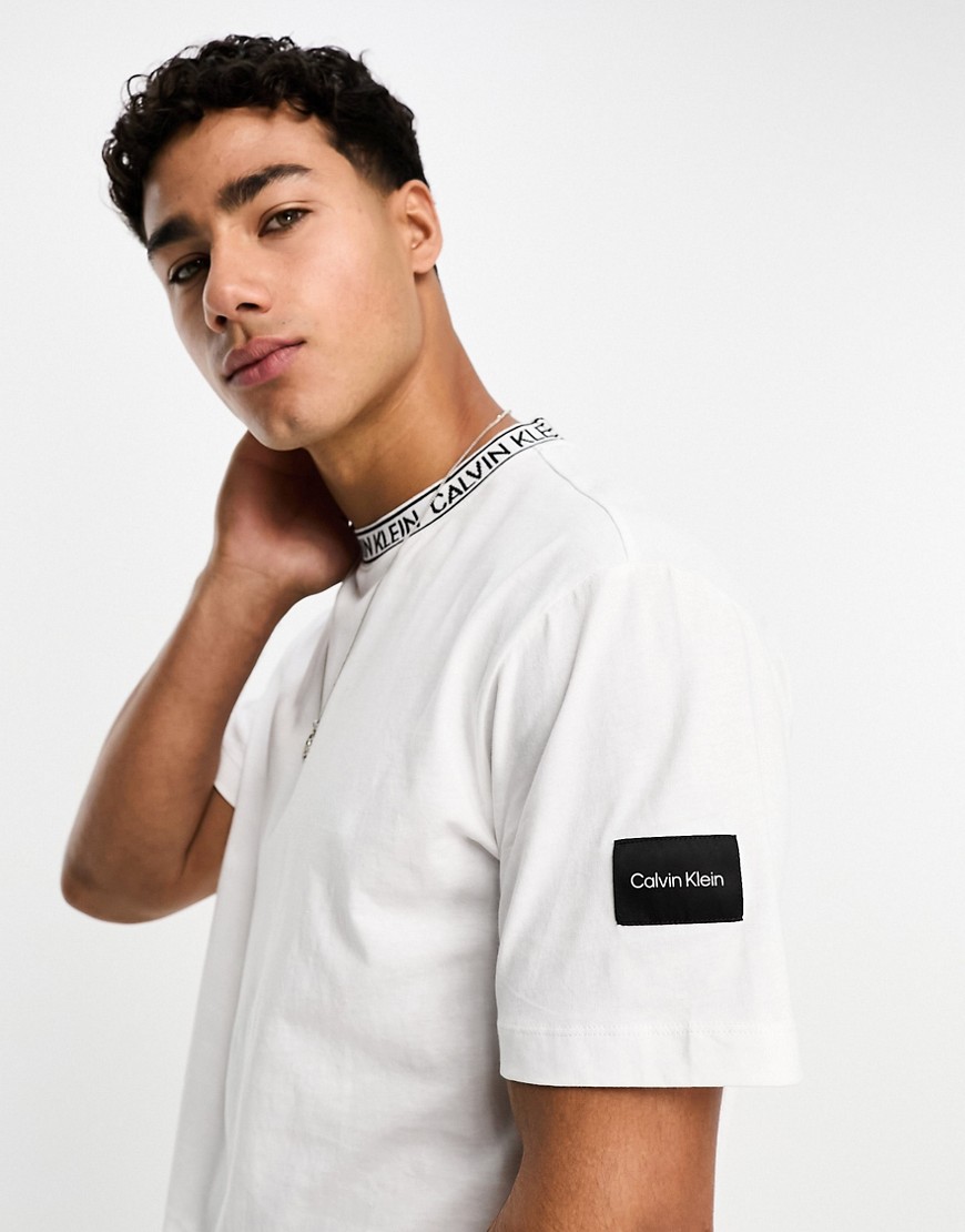 T-shirt bianca con fettuccia del logo sul colletto ed etichetta laterale - Calvin Klein - Modalova