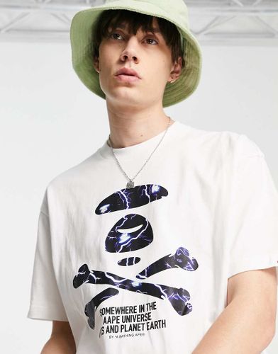 AAPE by A Bathing Ape - T-shirt bianca con stampa di ossa incrociate e fulmini - AAPE BY A BATHING APE® - Modalova
