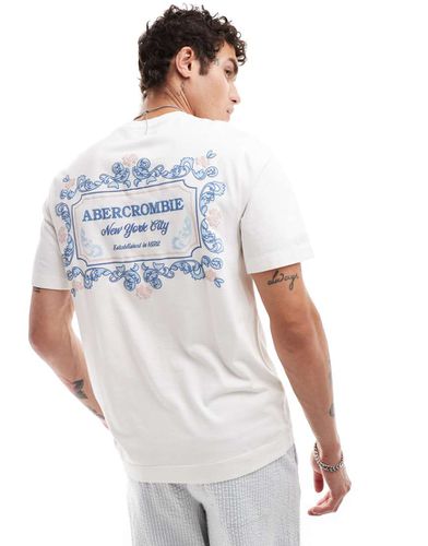 T-shirt bianca vestibilità classica con stampa fantasia del logo sulla tasca e sul retro - Abercrombie & Fitch - Modalova