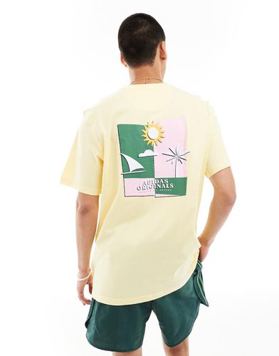 T-shirt gialla con stampa di spiaggia sul retro - adidas Originals - Modalova