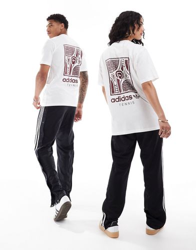 Tennis - T-shirt unisex bianca con grafica stampata sul retro - adidas Originals - Modalova
