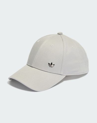 Trefoil - Cappellino con visiera e trifoglio in metallo - adidas Originals - Modalova