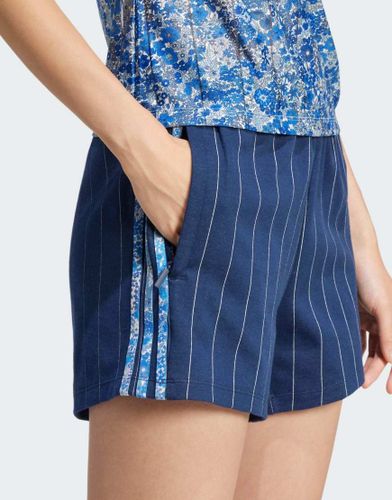 X Liberty London - Short de sport effet ton sur ton - Indigo/blanc craie - Adidas Originals - Modalova