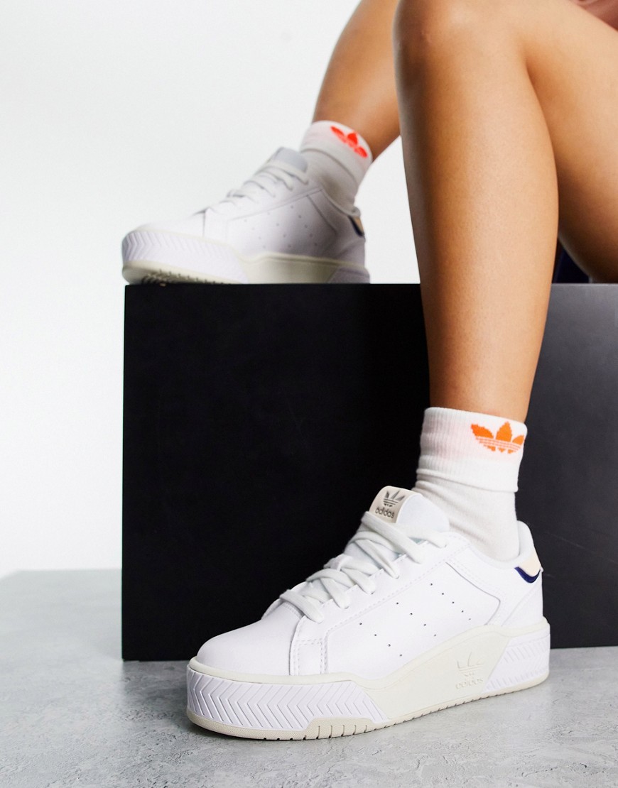Court Tourino - Sneakers bianche con dettagli color pesca - adidas Originals - Modalova