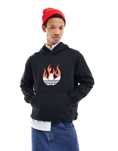 Felpa nera con cappuccio e logo a trifoglio con fiamme - adidas Originals - Modalova