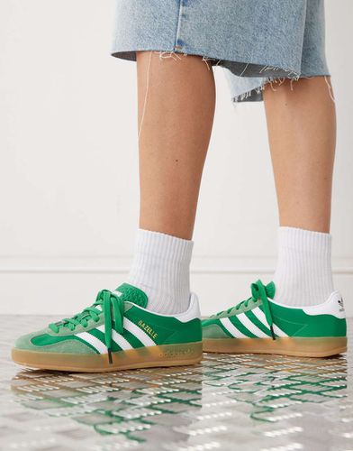 Gazelle Indoor - Sneakers verdi e bianche - adidas Originals - Modalova