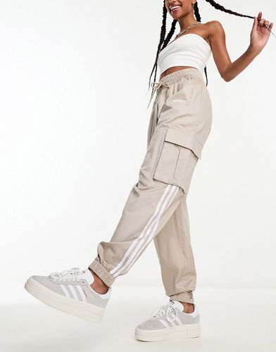 Pantaloni cargo beige wonder con tre strisce - adidas Originals - Modalova