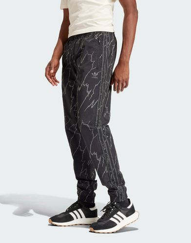 SST - Pantaloni della tuta neri con stampa ripetuta - adidas Originals - Modalova