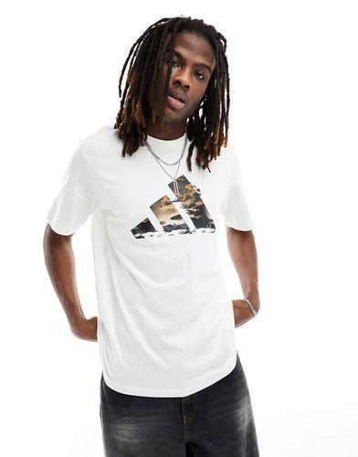 Adidas - Basketball - T-shirt bianca con grafica grande - adidas Originals - Modalova