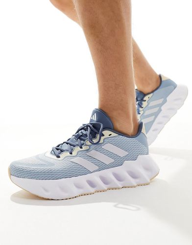 Adidas - Running Switch Run - Sneakers blu pallido e bianche - adidas performance - Modalova