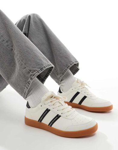 Sneakers sporco e nere con doppie righe con logo e suola in gomma - Armani Exchange - Modalova