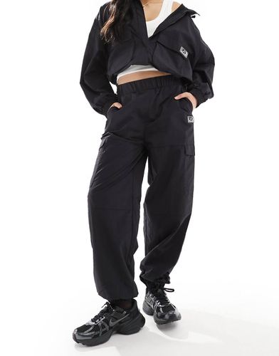 Armani - Joggers cargo ampi in nylon neri con logo in coordinato - EA7 - Modalova