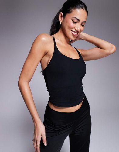 Icon - Crop top da yoga con spalline sottili morbido al tatto con reggiseno interno - ASOS - Modalova