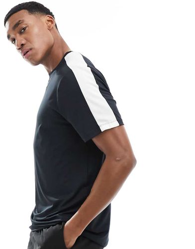 T-shirt sportiva quick dry nera con riga laterale a contrasto - ASOS - Modalova