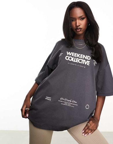 T-shirt oversize color antracite con grafica - ASOS WEEKEND COLLECTIVE - Modalova