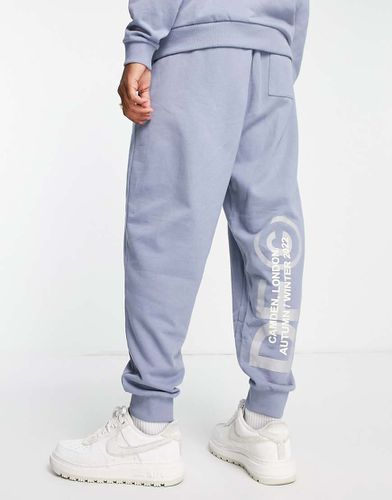 ASOS Dark Future - Joggers comodi ardesia con stampa del logo in coordinato - ASOS DESIGN - Modalova